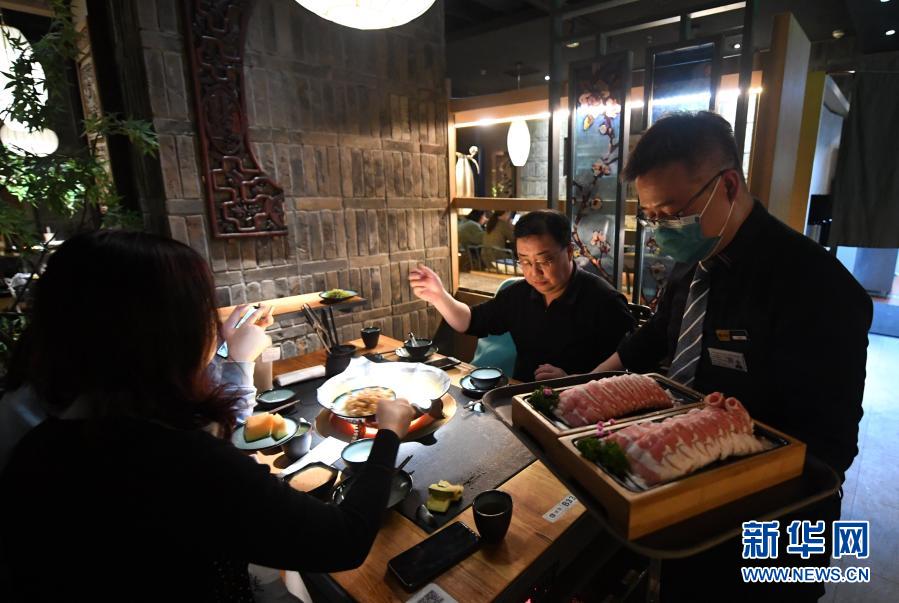 　　2月22日，顧客在石家莊市橋西區(qū)華潤萬象城一家餐廳內用餐?！　∽援斎掌?，石家莊市餐飲行業(yè)企業(yè)有序恢復堂食經營。為做好疫情防控，石家莊市要求餐飲企業(yè)建立顧客預約制度，合理安排顧客到店就餐時間，且就餐人數不超過接待能力的50%?！　⌒氯A社記者 王曉 攝