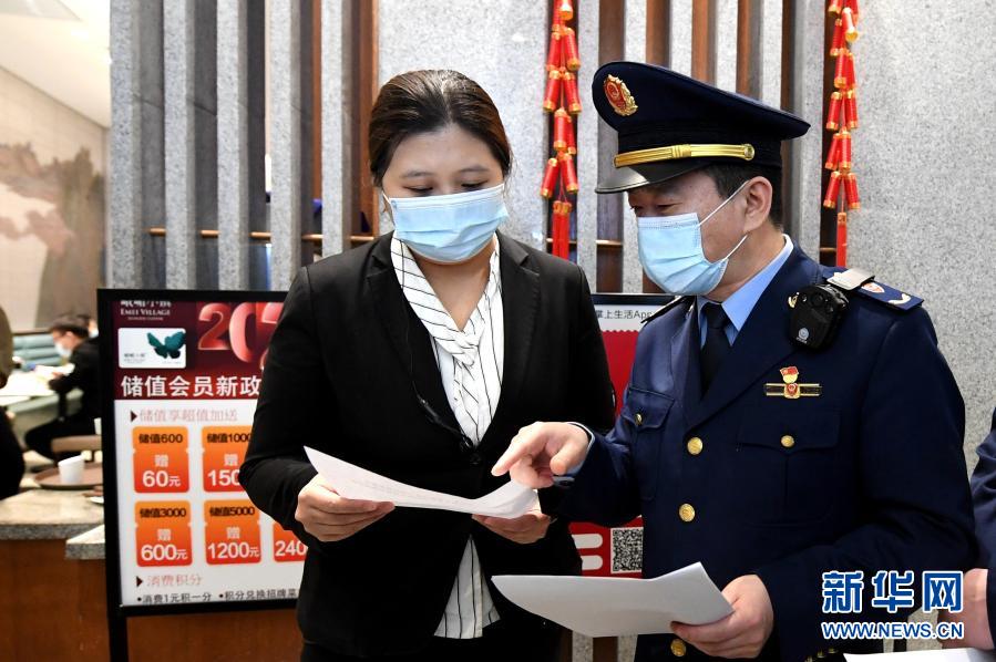 　　2月22日，石家莊市橋西區(qū)市場監(jiān)督管理局工作人員向華潤萬象城一家餐飲商戶發(fā)放《疫情防控提示函》?！　∽援斎掌?，石家莊市餐飲行業(yè)企業(yè)有序恢復堂食經營。為做好疫情防控，石家莊市要求餐飲企業(yè)建立顧客預約制度，合理安排顧客到店就餐時間，且就餐人數不超過接待能力的50%?！　⌒氯A社記者 王曉 攝