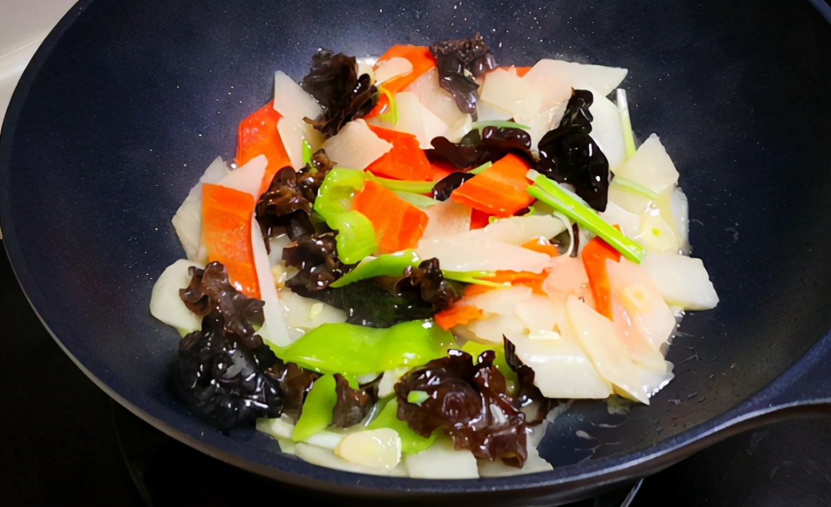炒山藥怎么做才不發(fā)黑？記住不要直接炒，做好3步，山藥又白又脆