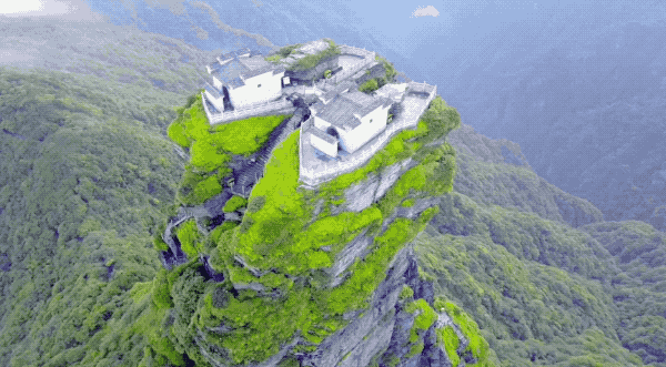 最奇怪的百年古寺，四面都是懸崖，橫跨兩座山峰，中間僅一橋相連