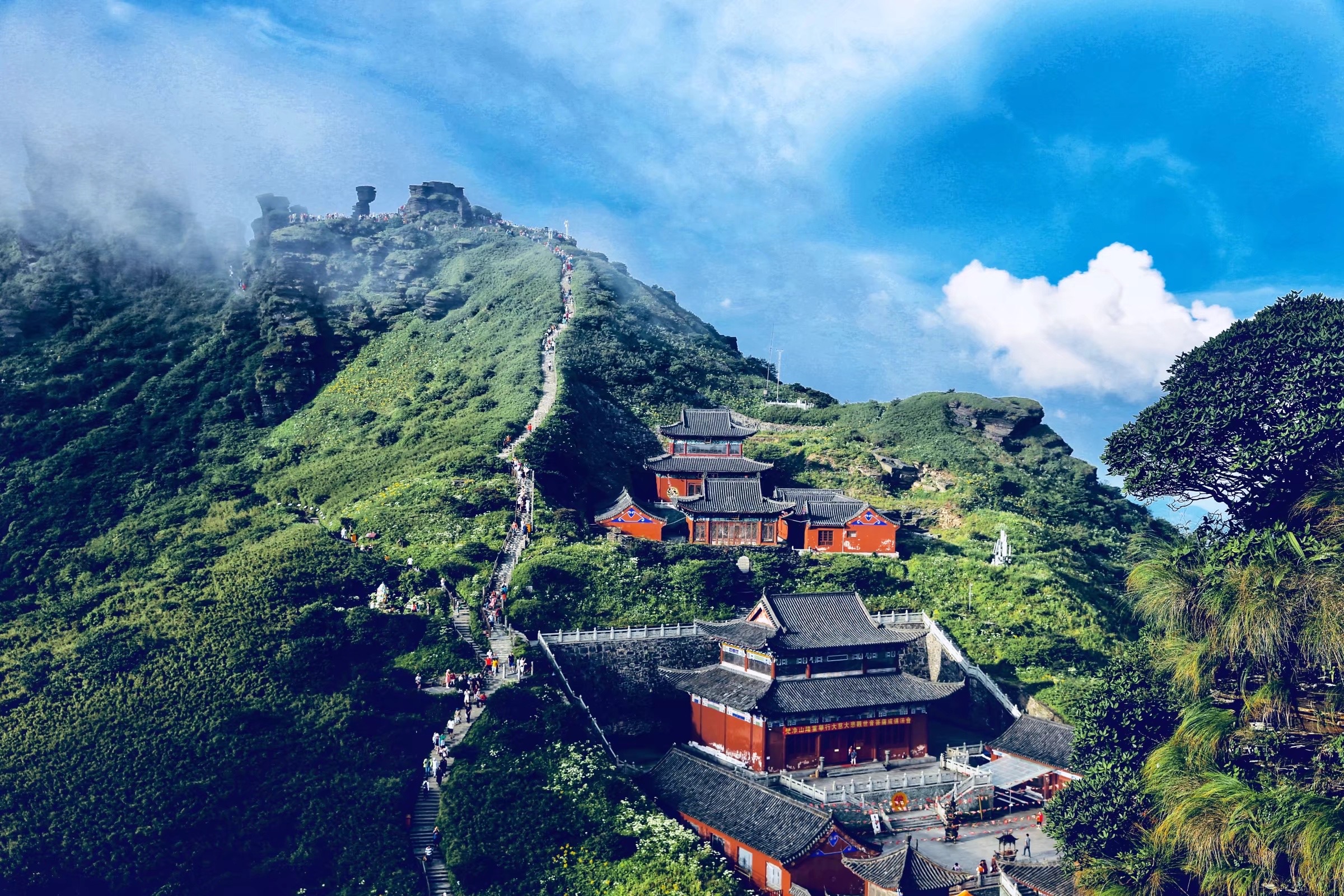 最奇怪的百年古寺，四面都是懸崖，橫跨兩座山峰，中間僅一橋相連