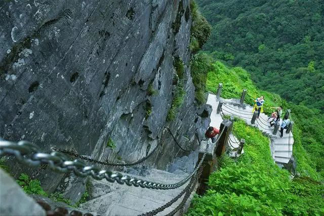 最奇怪的百年古寺，四面都是懸崖，橫跨兩座山峰，中間僅一橋相連