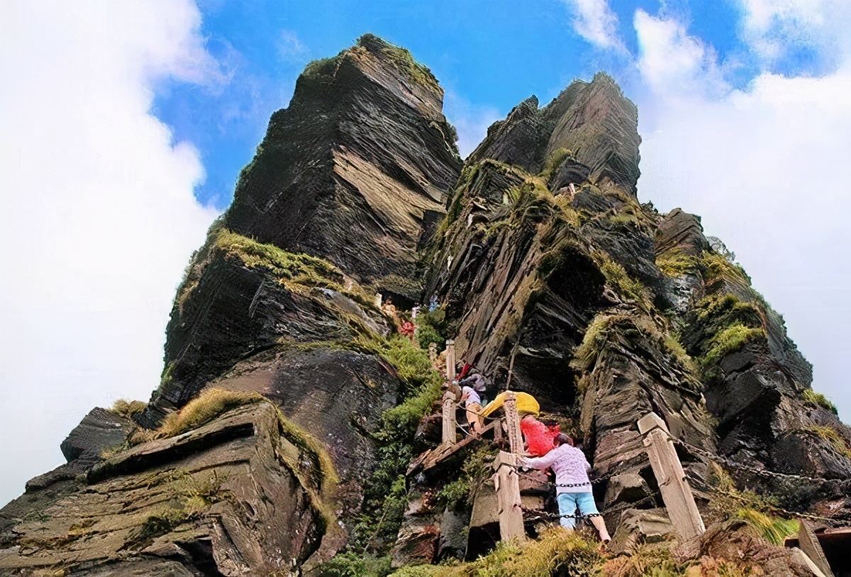 最奇怪的百年古寺，四面都是懸崖，橫跨兩座山峰，中間僅一橋相連