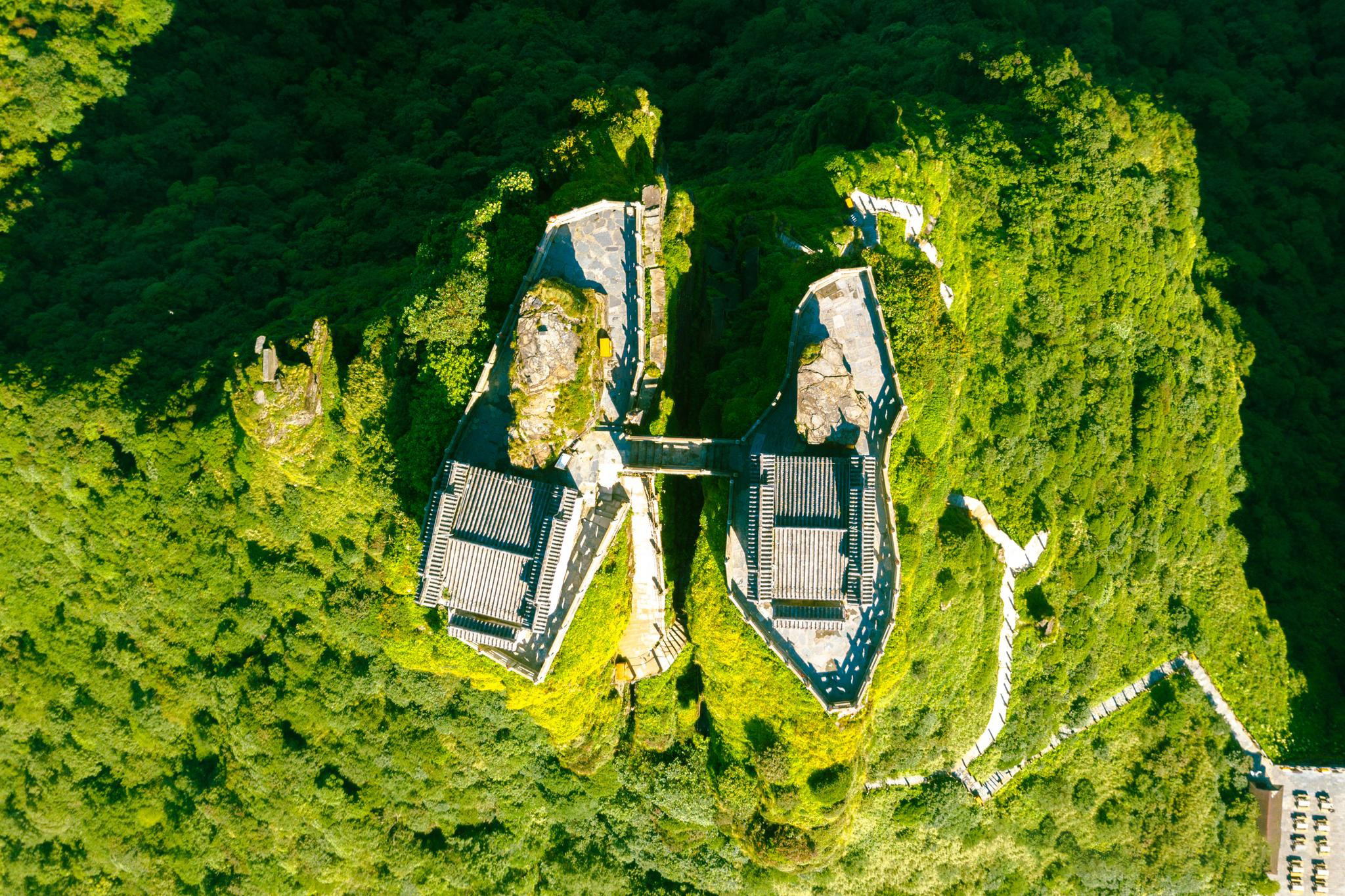 最奇怪的百年古寺，四面都是懸崖，橫跨兩座山峰，中間僅一橋相連