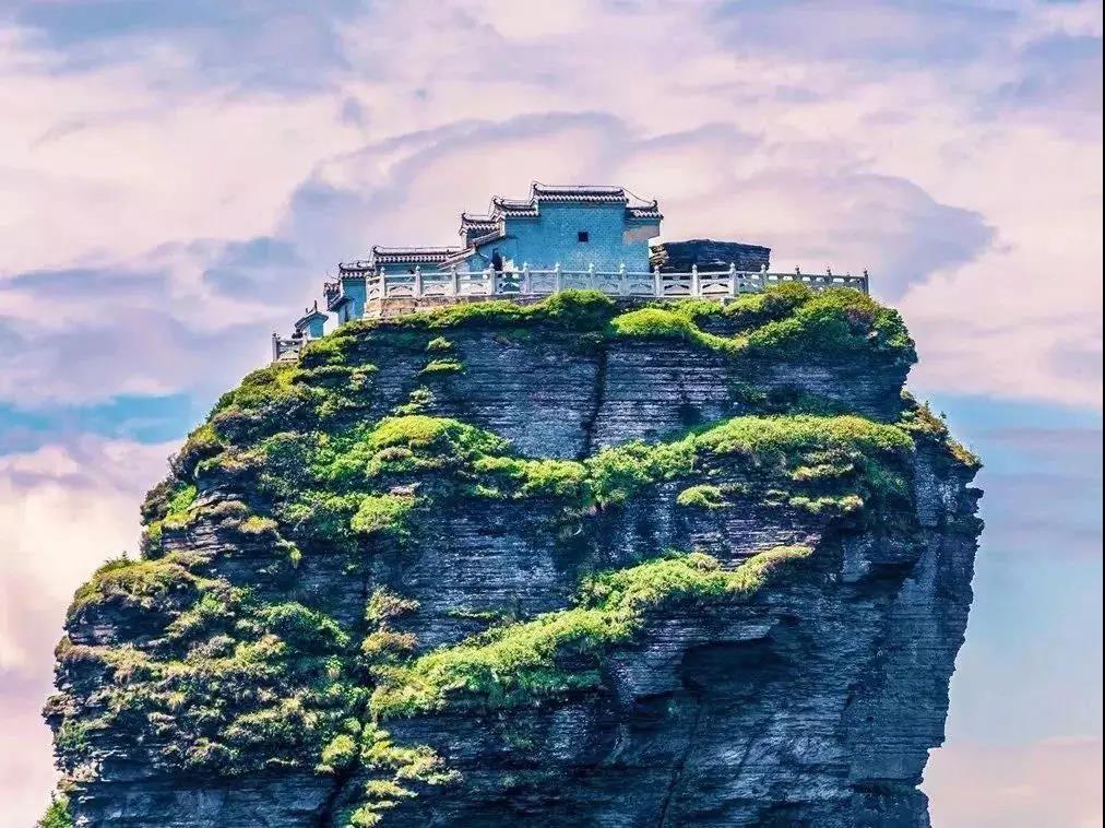 最奇怪的百年古寺，四面都是懸崖，橫跨兩座山峰，中間僅一橋相連