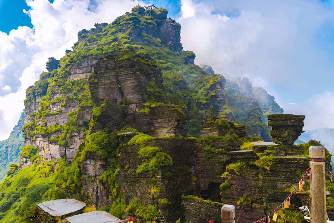 最奇怪的百年古寺，四面都是懸崖，橫跨兩座山峰，中間僅一橋相連