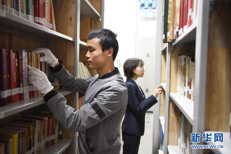 　　2月24日，四渡赤水紀念館陳列室的工作人員梁華、黃真（左）在庫房內(nèi)清點藏書。　　位于貴州省遵義市習水縣土城鎮(zhèn)的四渡赤水紀念館，是國家一級博物館，年接待參觀者超過百萬人次。作為四渡赤水紀念館陳列室的工作人員，他們不僅負責定期對館藏的萬余件紅軍文物進行清理、陳列和日常維護，還要對新征集文物完成鑒定、入庫、建檔等工作?！　”M管工作有些辛苦甚至枯燥，但他們表示，能夠保護宣傳紅色文化是自己的榮幸?！　⌒氯A社記者 劉續(xù) 攝