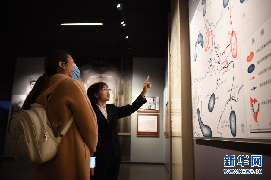 　　2月24日，四渡赤水紀念館陳列室的工作人員梁華在紀念館內(nèi)向觀眾講解。　　位于貴州省遵義市習水縣土城鎮(zhèn)的四渡赤水紀念館，是國家一級博物館，年接待參觀者超過百萬人次。作為四渡赤水紀念館陳列室的工作人員，他們不僅負責定期對館藏的萬余件紅軍文物進行清理、陳列和日常維護，還要對新征集文物完成鑒定、入庫、建檔等工作。　　盡管工作有些辛苦甚至枯燥，但他們表示，能夠保護宣傳紅色文化是自己的榮幸?！　⌒氯A社記者 劉續(xù) 攝