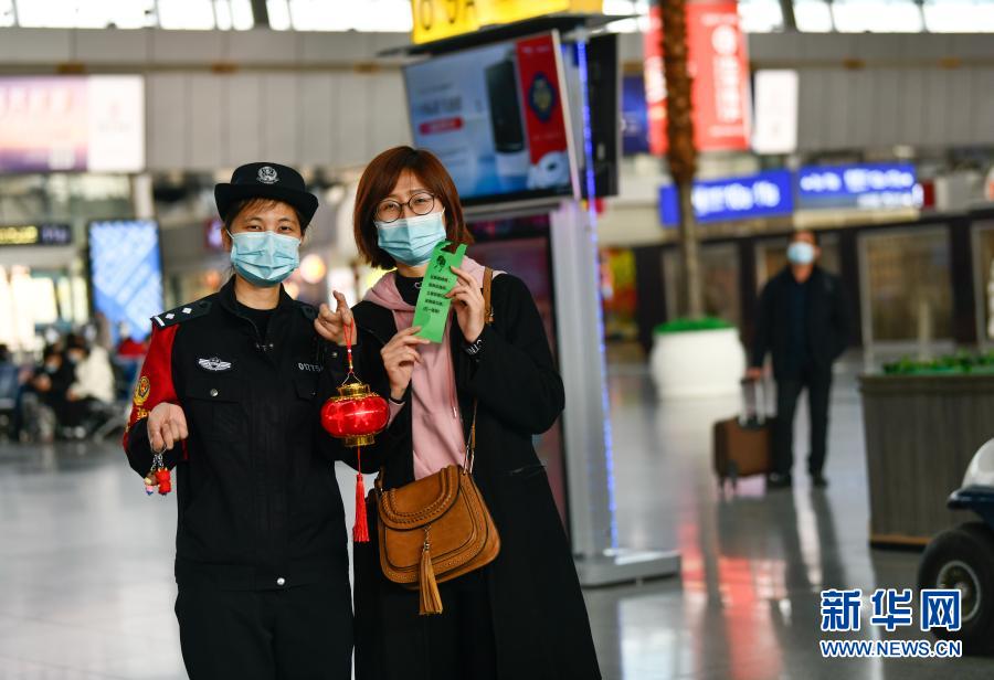 2月26日，在天津站候車廳，旅客與民警拿著節(jié)日禮物合影。當日是農(nóng)歷正月十五元宵節(jié)，北京鐵路公安局天津鐵路公安處與天津站派出所共同在天津站候車廳里舉辦了一場“猜燈謎、迎元宵”的節(jié)日活動，為即將踏上旅途的旅客們送上節(jié)日祝福、歡慶元宵佳節(jié)。新華社發(fā)（孫凡越 攝）