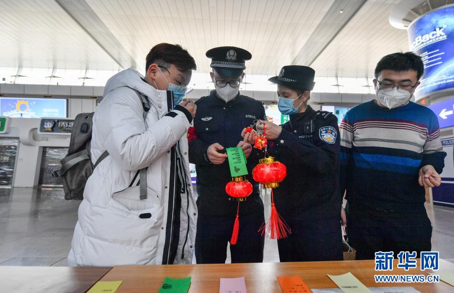 2月26日，旅客們在天津站候車廳內(nèi)猜燈謎。當日是農(nóng)歷正月十五元宵節(jié)，北京鐵路公安局天津鐵路公安處與天津站派出所共同在天津站候車廳里舉辦了一場“猜燈謎、迎元宵”的節(jié)日活動，為即將踏上旅途的旅客們送上節(jié)日祝福、歡慶元宵佳節(jié)。新華社發(fā)（孫凡越 攝）