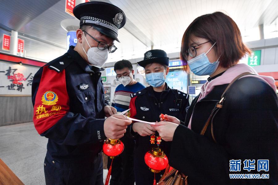 2月26日，旅客們在天津站候車廳內(nèi)猜燈謎。當日是農(nóng)歷正月十五元宵節(jié)，北京鐵路公安局天津鐵路公安處與天津站派出所共同在天津站候車廳里舉辦了一場“猜燈謎、迎元宵”的節(jié)日活動，為即將踏上旅途的旅客們送上節(jié)日祝福、歡慶元宵佳節(jié)。新華社發(fā)（孫凡越 攝）