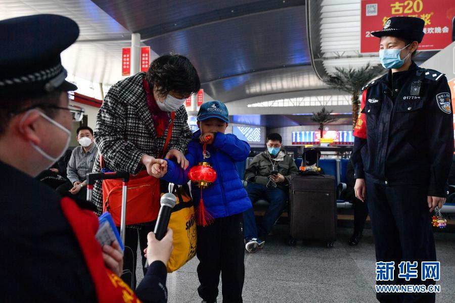 2月26日，在天津站候車廳，天津站派出所民警為出行旅客送上節(jié)日禮物。當日是農(nóng)歷正月十五元宵節(jié)，北京鐵路公安局天津鐵路公安處與天津站派出所共同在天津站候車廳里舉辦了一場“猜燈謎、迎元宵”的節(jié)日活動，為即將踏上旅途的旅客們送上節(jié)日祝福、歡慶元宵佳節(jié)。新華社發(fā)（孫凡越 攝）