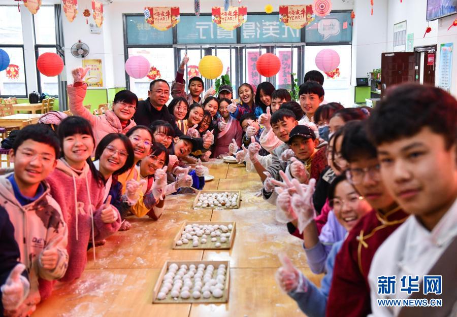 　　2月26日在合肥市第三十五中學(xué)拍攝的漢藏師生合影。新華社記者 韓旭 攝