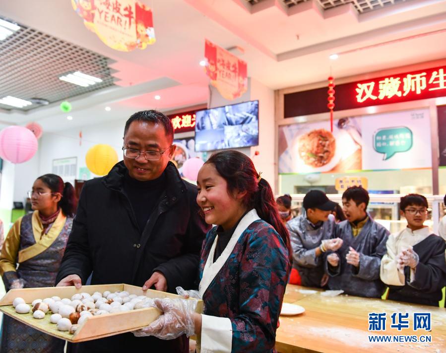 　　2月26日，師生在合肥市第三十五中學(xué)展示做好的湯圓。新華社記者 韓旭 攝