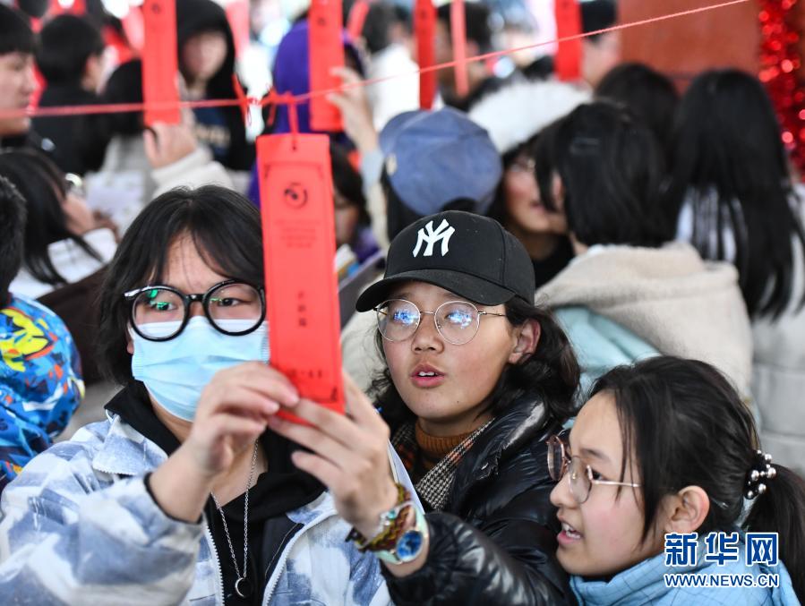 　　2月26日，學(xué)生在合肥市第三十五中學(xué)猜燈謎。新華社記者 韓旭 攝