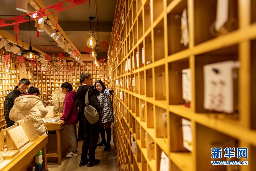 　　3月3日，游客在大理古城內挑選飾品?！　∫鼓幌碌拇罄砉懦菬艋痂?，舒適的氣候、美麗的景色和獨特的建筑風貌等吸引各地游客匯集于此感受古城魅力?！　⌒氯A社記者 陳欣波 攝