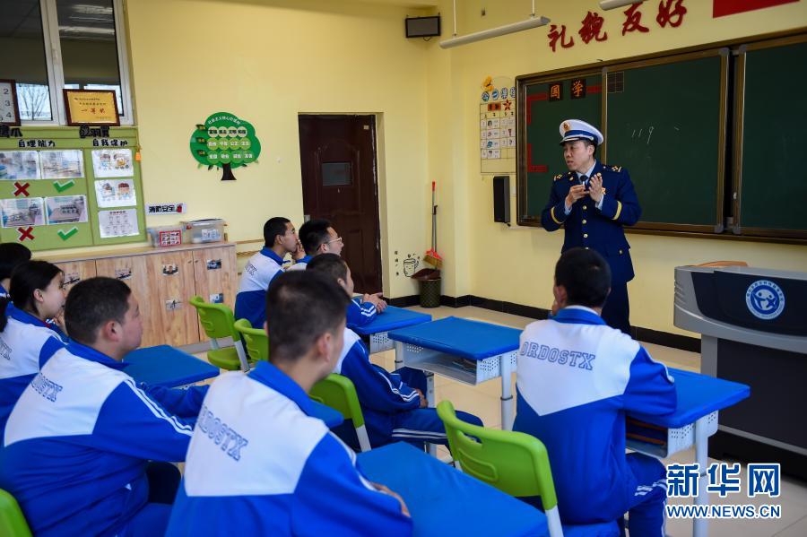 　　3月4日，消防員指導(dǎo)鄂爾多斯市特殊教育學(xué)校學(xué)生使用高壓水槍?！　‘?dāng)日，內(nèi)蒙古鄂爾多斯市消防救援支隊(duì)走進(jìn)鄂爾多斯市特殊教育學(xué)校，通過(guò)開(kāi)展消防安全演練、宣講消防安全知識(shí)、學(xué)習(xí)滅火技能等方式，增強(qiáng)特教孩子在火災(zāi)中的自救互救及逃生能力?！　⌒氯A社記者 彭源 攝
