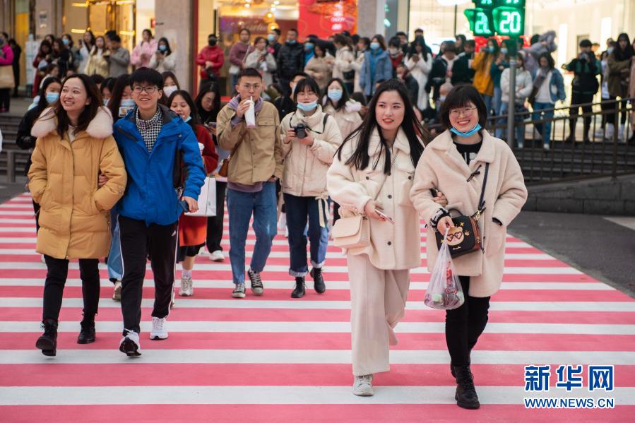 　　3月8日，在長(zhǎng)沙市解放西路與黃興路交會(huì)處，市民走過(guò)斑馬線?！　‘?dāng)日是三八婦女節(jié)，印著“心形”圖案的粉色斑馬線亮相湖南省長(zhǎng)沙市解放西路與黃興路交會(huì)處，增添了節(jié)日氣氛，吸引不少人拍照打卡?！　⌒氯A社記者 陳思汗 攝