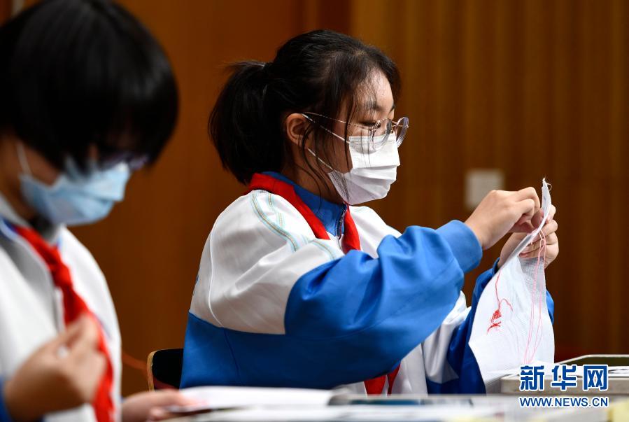 3月12日，天津中學(xué)學(xué)生在刺繡制作比賽中。新華社記者 趙子碩 攝