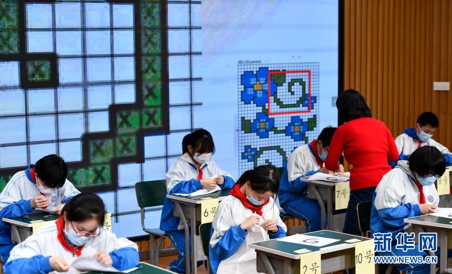 3月12日，天津中學(xué)學(xué)生在刺繡制作比賽中。新華社記者 趙子碩 攝