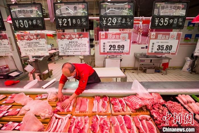 資料圖：一超市內(nèi)，工作人員在整理待售豬肉。<a target='_blank' >中新社</a>記者 張云 攝