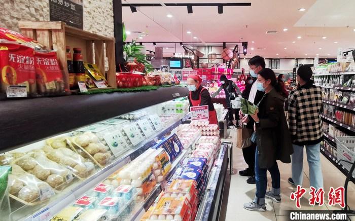 資料圖：民眾在一超市內(nèi)選購商品。<a target='_blank' >中新社</a>記者 劉忠俊 攝