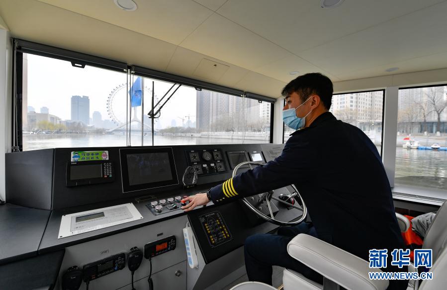 3月19日，純電動新能源海河游船“人民號”船長鳴笛起航。當(dāng)日，天津海河游船舉行2021新航季首航儀式，開始接待游客。目前，天津海河游船在運(yùn)營游船16艘，計劃今年將新增兩艘純電動新能源游船及兩艘燃油動力游船。新華社發(fā)（孫凡越 攝）