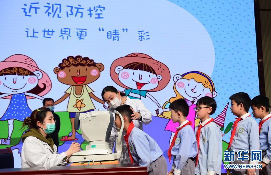 　　3月22日，在滄州市實驗小學，醫(yī)生志愿者為學生進行醫(yī)學驗光。　　當日，河北省滄州市實驗小學邀請滄州眼科醫(yī)院的“眼衛(wèi)士”醫(yī)生志愿服務隊走進校園，開展愛眼護眼公益講座，并為孩子們進行視力健康普查，建立“視力檔案”。今年3月是教育部部署的春季學期近視防控宣傳教育月。新華社發(fā)（傅新春 攝）