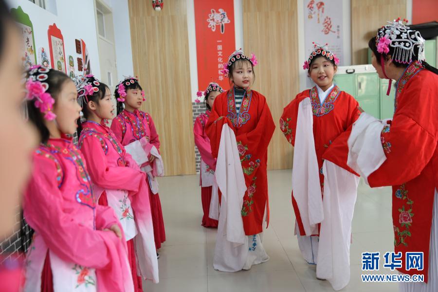 　　3月22日，在承德縣第四小學京劇課堂，學生在老師的指導下學習京劇?！　『颖笔〕械驴h第四小學是承德縣“京劇進校園教育實踐基地”。該校于2013年啟動“京劇進校園”活動，聘請專業(yè)教師為學生上課，教授京劇社團學生學習京劇表演技藝和經(jīng)典唱段。　　新華社發(fā)（劉環(huán)宇 攝）
