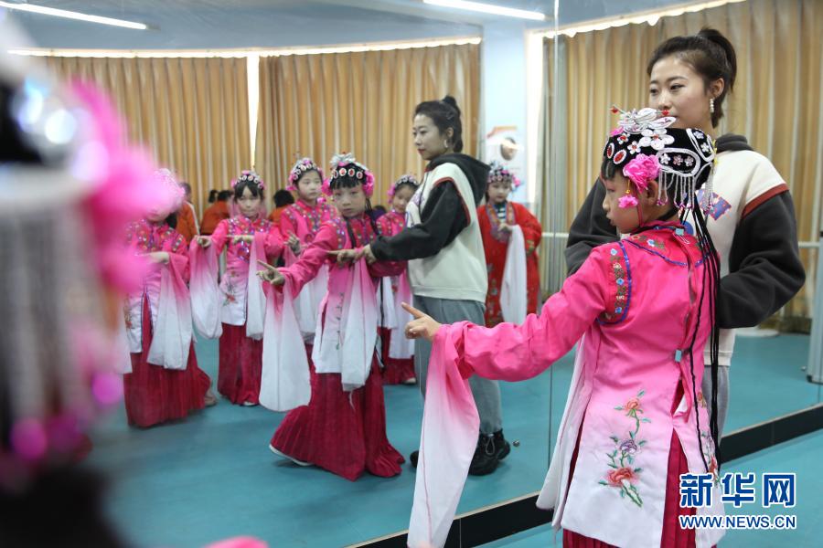 　　3月22日，在承德縣第四小學京劇課堂，學生在老師的指導下進行形體訓練?！　『颖笔〕械驴h第四小學是承德縣“京劇進校園教育實踐基地”。該校于2013年啟動“京劇進校園”活動，聘請專業(yè)教師為學生上課，教授京劇社團學生學習京劇表演技藝和經(jīng)典唱段。　　新華社發(fā)（劉環(huán)宇 攝）