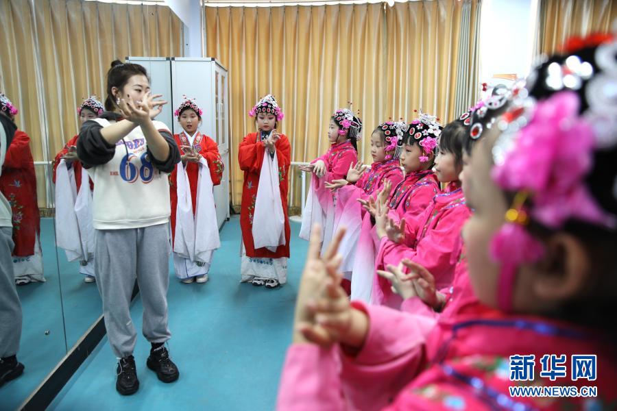 　　3月22日，在承德縣第四小學京劇課堂，學生在老師的指導下進行形體訓練?！　『颖笔〕械驴h第四小學是承德縣“京劇進校園教育實踐基地”。該校于2013年啟動“京劇進校園”活動，聘請專業(yè)教師為學生上課，教授京劇社團學生學習京劇表演技藝和經(jīng)典唱段?！　⌒氯A社發(fā)（劉環(huán)宇 攝）