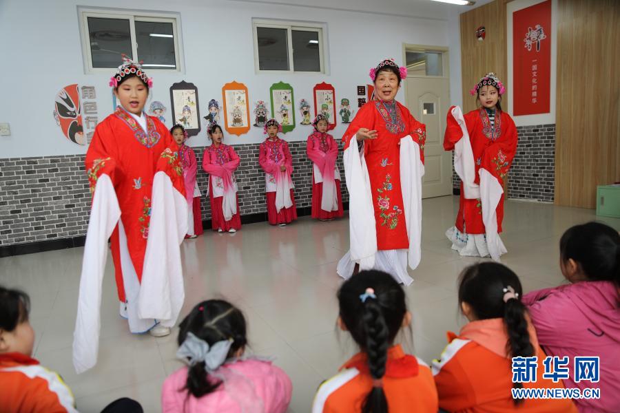 　　3月22日，在承德縣第四小學京劇課堂，學生和老師一起排練京劇《紅娘》選段?！　『颖笔〕械驴h第四小學是承德縣“京劇進校園教育實踐基地”。該校于2013年啟動“京劇進校園”活動，聘請專業(yè)教師為學生上課，教授京劇社團學生學習京劇表演技藝和經(jīng)典唱段?！　⌒氯A社發(fā)（劉環(huán)宇 攝）