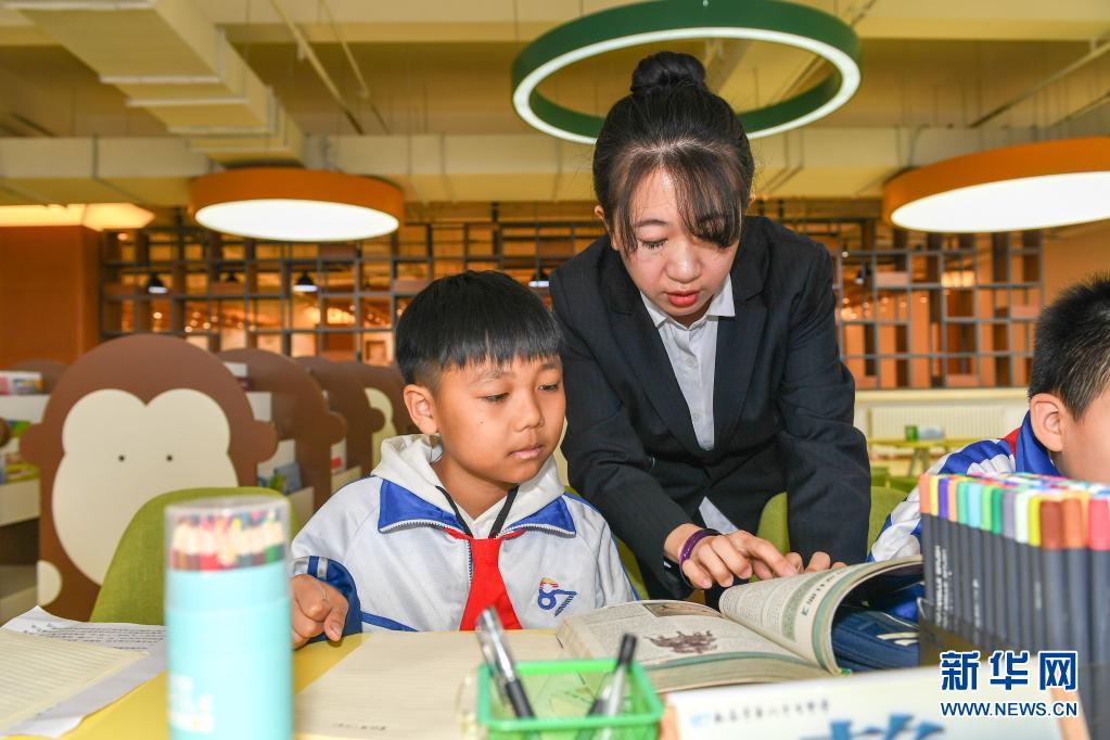 　　3月25日，在長春市第八十七中學(xué)圖書館，小學(xué)部教師孫銘輔導(dǎo)學(xué)生閱讀書籍。　　長春市第八十七中學(xué)小學(xué)部從2018年開始，探索引導(dǎo)學(xué)生用繪畫加文字的形式完成語文閱讀摘抄作業(yè)，在不額外增加學(xué)生作業(yè)負(fù)擔(dān)的前提下，培養(yǎng)學(xué)生的閱讀習(xí)慣?！　⌒氯A社記者 張楠 攝