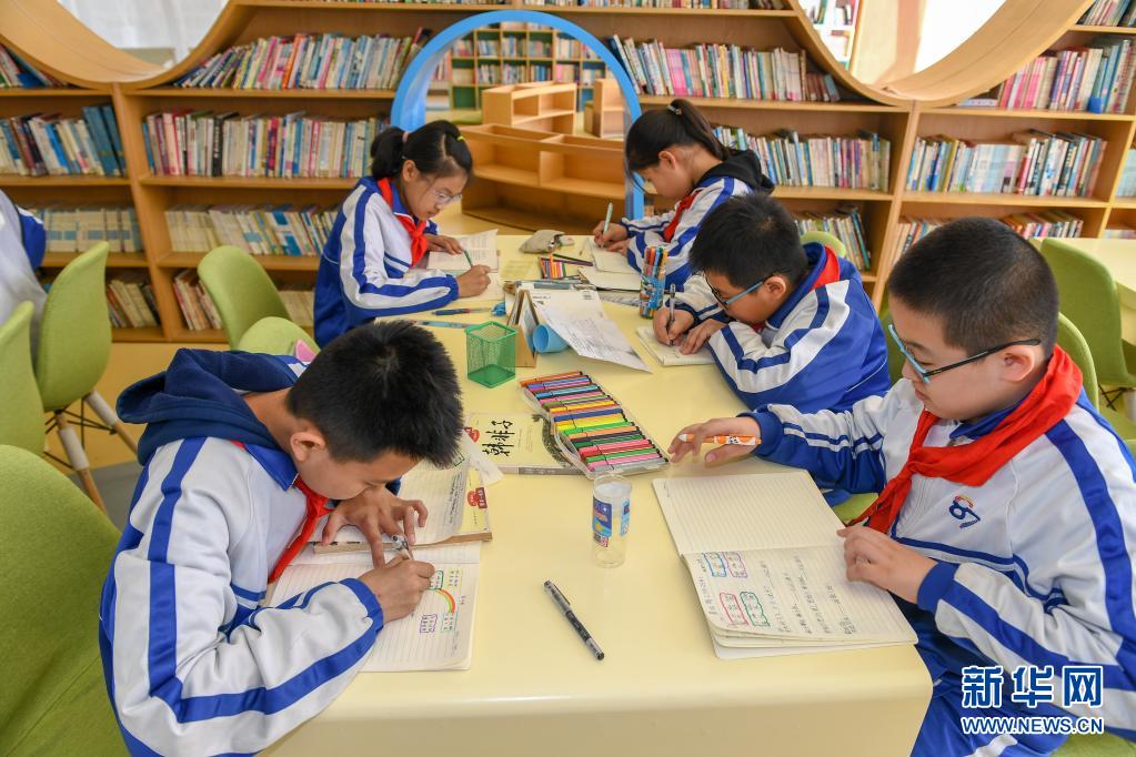 　　3月25日，在長春市第八十七中學(xué)圖書館，小學(xué)部學(xué)生在摘抄書籍內(nèi)容?！　￠L春市第八十七中學(xué)小學(xué)部從2018年開始，探索引導(dǎo)學(xué)生用繪畫加文字的形式完成語文閱讀摘抄作業(yè)，在不額外增加學(xué)生作業(yè)負(fù)擔(dān)的前提下，培養(yǎng)學(xué)生的閱讀習(xí)慣?！　⌒氯A社記者 張楠 攝