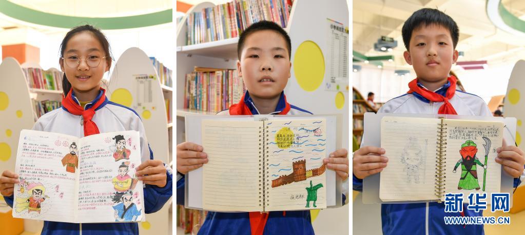 　　3月25日，在長春市第八十七中學(xué)圖書館，小學(xué)部學(xué)生展示閱讀摘抄作業(yè)本（拼版照片）?！　￠L春市第八十七中學(xué)小學(xué)部從2018年開始，探索引導(dǎo)學(xué)生用繪畫加文字的形式完成語文閱讀摘抄作業(yè)，在不額外增加學(xué)生作業(yè)負(fù)擔(dān)的前提下，培養(yǎng)學(xué)生的閱讀習(xí)慣。　　新華社記者 張楠 攝