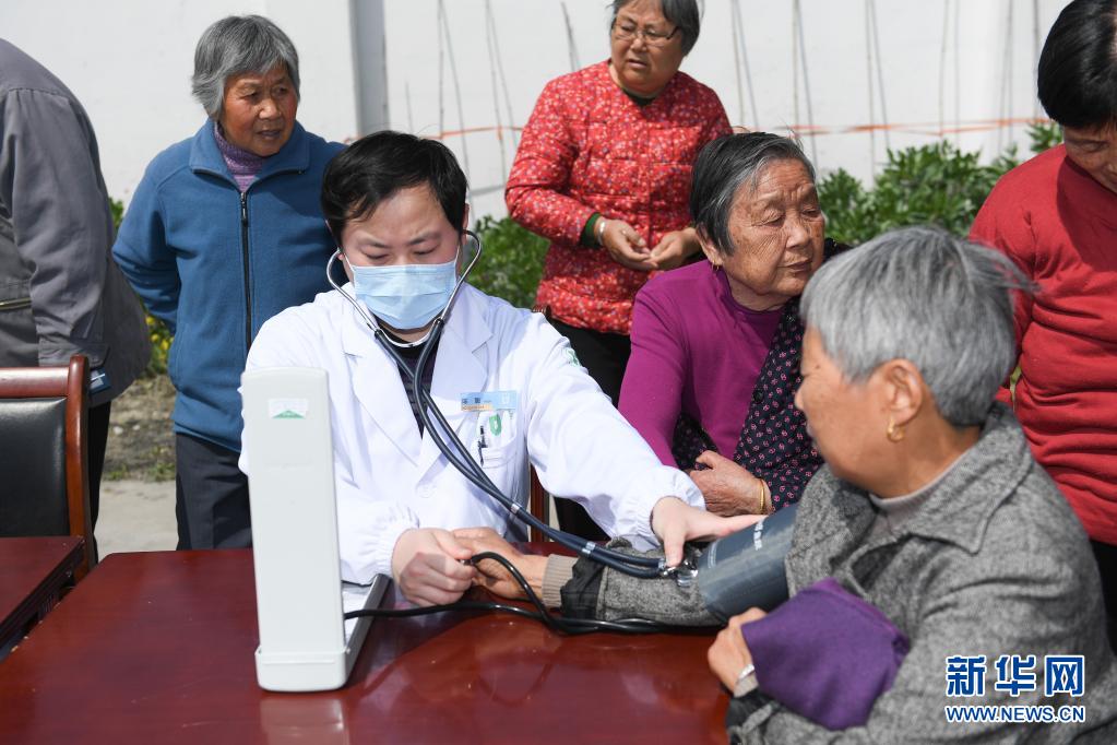 　　3月25日，環(huán)渚龍泉街道社區(qū)衛(wèi)生服務(wù)中心的醫(yī)生為老人量血壓。　　浙江湖州吳興區(qū)環(huán)渚街道定期向金鎖村老年過渡房里的老人們送上健康服務(wù)，通過健康診斷、健身操、穴位按摩、資料宣傳等形式，對老人進(jìn)行健康監(jiān)測、傳遞健康理念?！　⌒氯A社記者翁忻旸攝