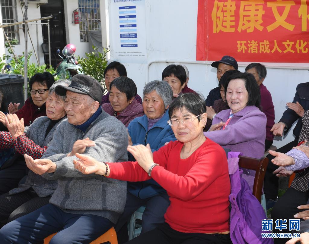 　　3月25日，老年過渡房里的老人們學(xué)做保健操?！　≌憬輩桥d區(qū)環(huán)渚街道定期向金鎖村老年過渡房里的老人們送上健康服務(wù)，通過健康診斷、健身操、穴位按摩、資料宣傳等形式，對老人進(jìn)行健康監(jiān)測、傳遞健康理念?！　⌒氯A社記者翁忻旸攝