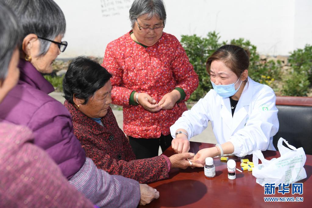 　　3月25日，環(huán)渚龍泉街道社區(qū)衛(wèi)生服務(wù)中心的醫(yī)生為老人做血糖檢測。　　浙江湖州吳興區(qū)環(huán)渚街道定期向金鎖村老年過渡房里的老人們送上健康服務(wù)，通過健康診斷、健身操、穴位按摩、資料宣傳等形式，對老人進(jìn)行健康監(jiān)測、傳遞健康理念。　　新華社記者翁忻旸攝