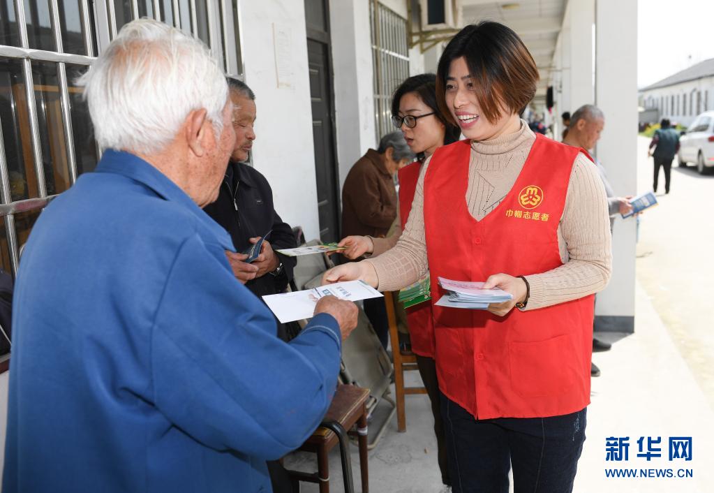 　　3月25日，環(huán)渚成人文化技術(shù)學(xué)校的老師向老人發(fā)放健康傳單?！　≌憬輩桥d區(qū)環(huán)渚街道定期向金鎖村老年過渡房里的老人們送上健康服務(wù)，通過健康診斷、健身操、穴位按摩、資料宣傳等形式，對老人進(jìn)行健康監(jiān)測、傳遞健康理念?！　⌒氯A社記者翁忻旸攝