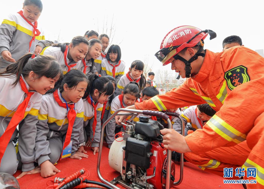 　　3月29日，河北省邯鄲市磁縣消防救援大隊(duì)隊(duì)員在磁縣崇文學(xué)校向?qū)W生介紹消防設(shè)備?！　‘?dāng)日是全國中小學(xué)生安全教育日，河北省邯鄲市磁縣消防救援大隊(duì)聯(lián)合磁縣崇文學(xué)校開展“消防安全伴我行”主題安全教育活動，向?qū)W生普及消防安全知識，增強(qiáng)學(xué)生消防安全意識?！　⌒氯A社記者 朱旭東 攝