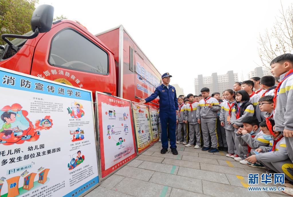 　　3月29日，河北省邯鄲市磁縣消防救援大隊(duì)隊(duì)員在磁縣崇文學(xué)校向?qū)W生講解消防安全知識?！　‘?dāng)日是全國中小學(xué)生安全教育日，河北省邯鄲市磁縣消防救援大隊(duì)聯(lián)合磁縣崇文學(xué)校開展“消防安全伴我行”主題安全教育活動，向?qū)W生普及消防安全知識，增強(qiáng)學(xué)生消防安全意識?！　⌒氯A社記者 朱旭東 攝