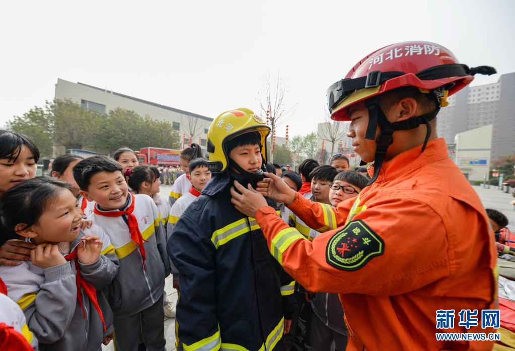 　　3月29日，河北省邯鄲市磁縣消防救援大隊(duì)隊(duì)員在磁縣崇文學(xué)校指導(dǎo)學(xué)生體驗(yàn)消防裝備?！　‘?dāng)日是全國中小學(xué)生安全教育日，河北省邯鄲市磁縣消防救援大隊(duì)聯(lián)合磁縣崇文學(xué)校開展“消防安全伴我行”主題安全教育活動，向?qū)W生普及消防安全知識，增強(qiáng)學(xué)生消防安全意識?！　⌒氯A社記者 朱旭東 攝