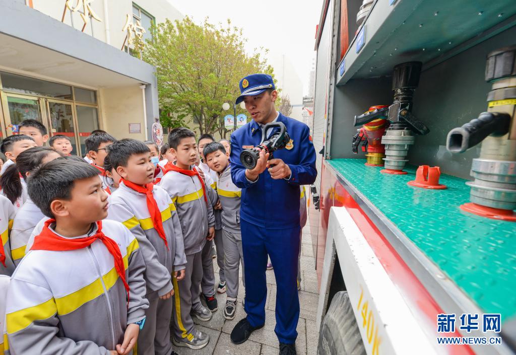 　　3月29日，河北省邯鄲市磁縣消防救援大隊(duì)隊(duì)員在磁縣崇文學(xué)校向?qū)W生介紹消防裝備。　　當(dāng)日是全國中小學(xué)生安全教育日，河北省邯鄲市磁縣消防救援大隊(duì)聯(lián)合磁縣崇文學(xué)校開展“消防安全伴我行”主題安全教育活動，向?qū)W生普及消防安全知識，增強(qiáng)學(xué)生消防安全意識。　　新華社記者 朱旭東 攝