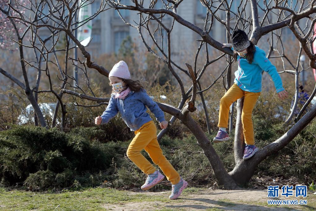 　　3月30日，孩子們戴著口罩在羅馬尼亞首都布加勒斯特一處公園游玩。　　羅馬尼亞正面臨新一波新冠疫情，而首都布加勒斯特是全國感染率較高的地區(qū)之一。目前，羅馬尼亞全國范圍處于宵禁狀態(tài)，每天22時(shí)至次日5時(shí)居民的出行受限，所有人出門必須戴口罩?！　⌒氯A社發(fā)（克里斯泰爾攝）