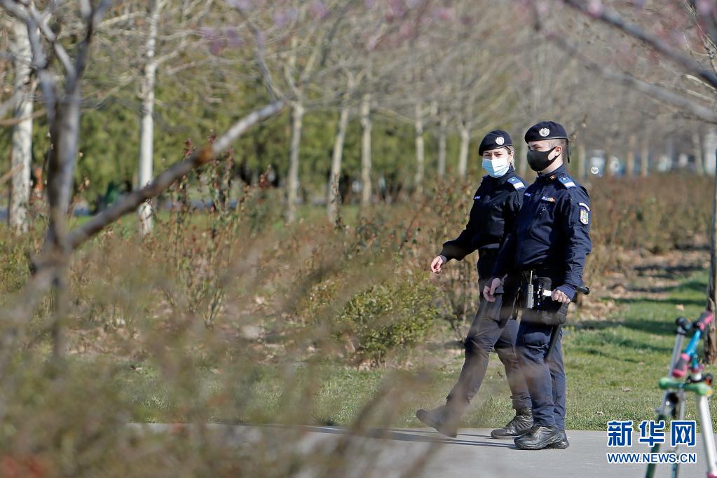 　　3月30日，憲兵戴著口罩在羅馬尼亞首都布加勒斯特一處公園執(zhí)勤?！　×_馬尼亞正面臨新一波新冠疫情，而首都布加勒斯特是全國感染率較高的地區(qū)之一。目前，羅馬尼亞全國范圍處于宵禁狀態(tài)，每天22時(shí)至次日5時(shí)居民的出行受限，所有人出門必須戴口罩?！　⌒氯A社發(fā)（克里斯泰爾攝）