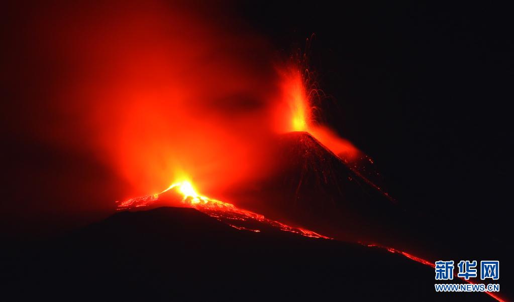 　　這是3月31日在意大利西西里島拍攝的正在噴發(fā)的埃特納火山。　　埃特納火山是歐洲最高活火山，也被認(rèn)為是地球上最活躍的火山之一?！　⌒氯A社發(fā)