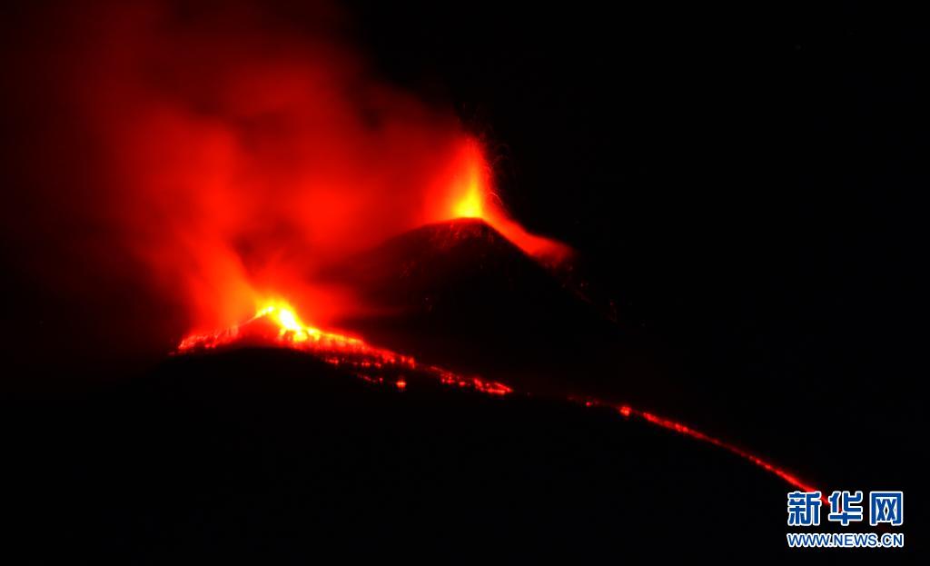 　　這是3月31日在意大利西西里島拍攝的正在噴發(fā)的埃特納火山?！　“Ｌ丶{火山是歐洲最高活火山，也被認(rèn)為是地球上最活躍的火山之一。　　新華社發(fā)