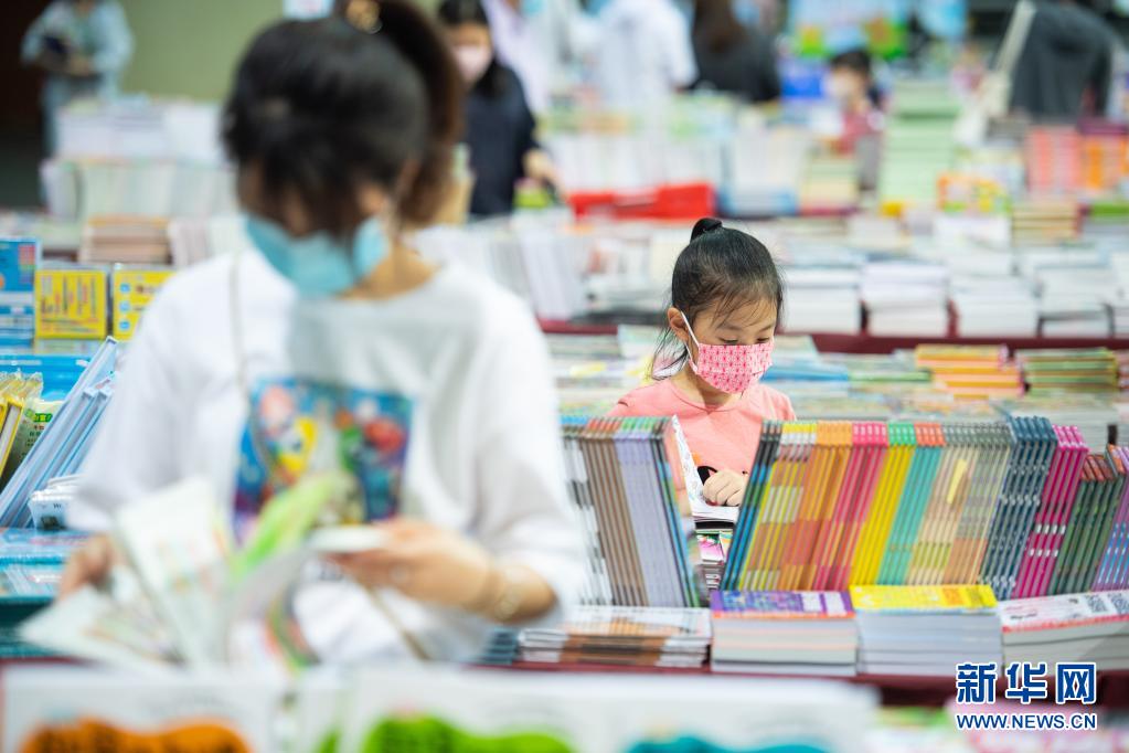 　　4月2日，讀者在澳門“2021春季書香文化節(jié)”上選購圖書?！　‘斎?，澳門“2021春季書香文化節(jié)”開幕。據(jù)介紹，本次澳門春季書展為期10天，來自海峽兩岸和港澳地區(qū)的約80個參展單位將展銷近10萬種圖書、音像等出版物，書展上的新書發(fā)布分享會等活動場次較往年增加近一倍，并特設(shè)了中國共產(chǎn)黨建黨100周年專區(qū)。　　新華社記者 張金加 攝