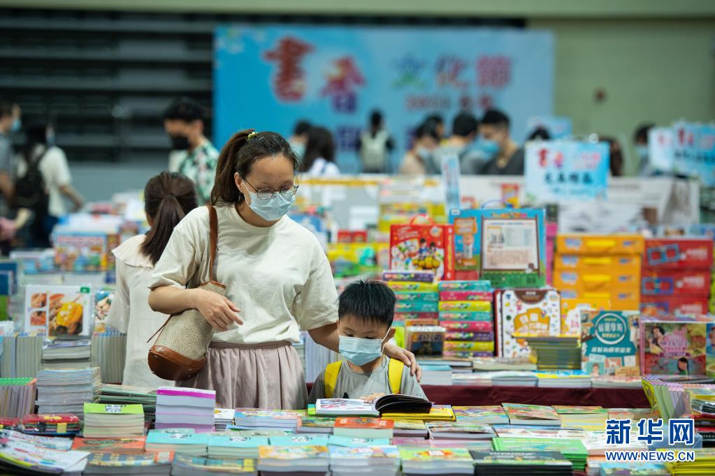 　　4月2日，讀者在澳門“2021春季書香文化節(jié)”上選購圖書?！　‘斎眨拈T“2021春季書香文化節(jié)”開幕。據(jù)介紹，本次澳門春季書展為期10天，來自海峽兩岸和港澳地區(qū)的約80個參展單位將展銷近10萬種圖書、音像等出版物，書展上的新書發(fā)布分享會等活動場次較往年增加近一倍，并特設(shè)了中國共產(chǎn)黨建黨100周年專區(qū)?！　⌒氯A社記者 張金加 攝