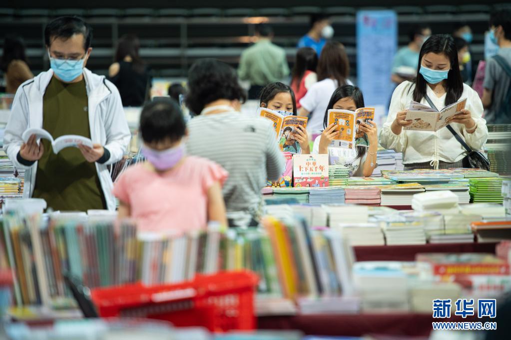 　　4月2日，讀者在澳門“2021春季書香文化節(jié)”上選購圖書?！　‘斎?，澳門“2021春季書香文化節(jié)”開幕。據(jù)介紹，本次澳門春季書展為期10天，來自海峽兩岸和港澳地區(qū)的約80個參展單位將展銷近10萬種圖書、音像等出版物，書展上的新書發(fā)布分享會等活動場次較往年增加近一倍，并特設(shè)了中國共產(chǎn)黨建黨100周年專區(qū)?！　⌒氯A社記者 張金加 攝